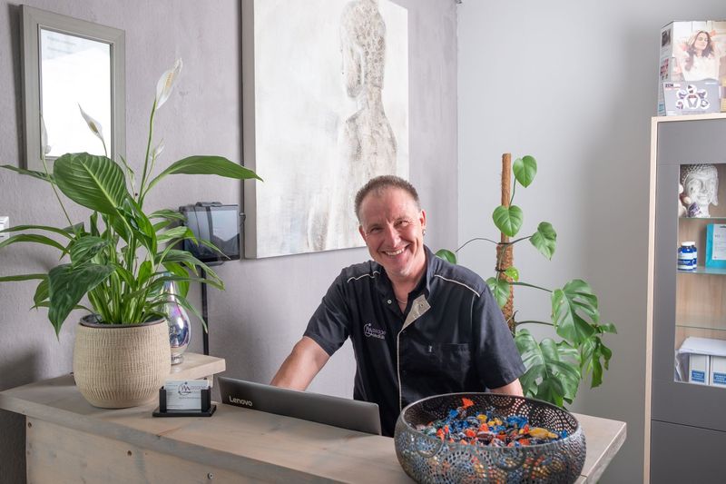 Hans Mol aan het werk in de praktijk