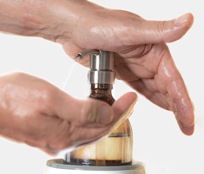 Massageolie wordt gedoseerd voor aanvang van de behandeling