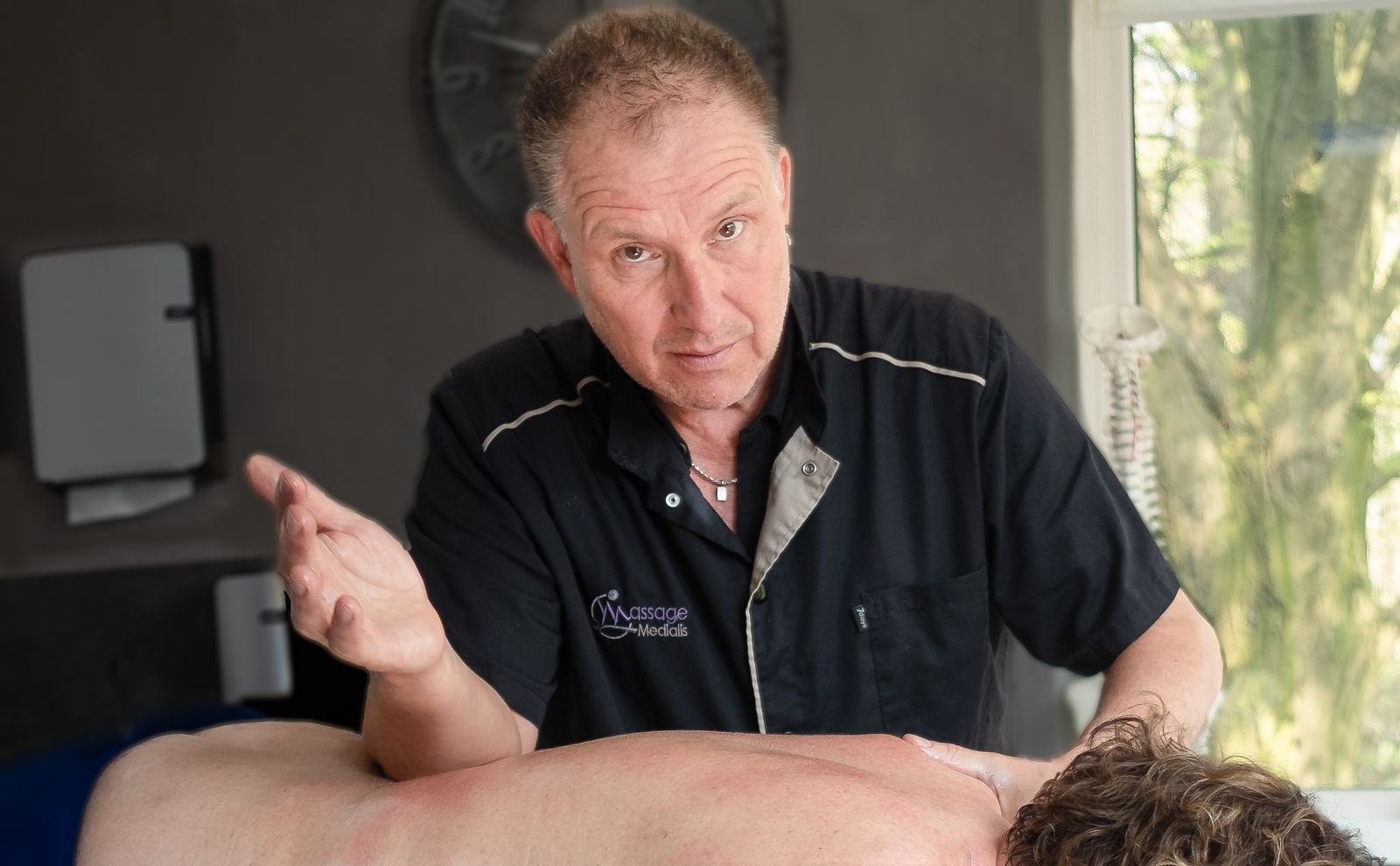 Hans Mol legt de Dorn methode uit tijdens een behandeling
